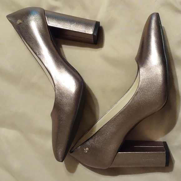 JONES New York "Cali" Champagne Gold Leather Pumps Size 8 1/2 - Picture 11 of 11